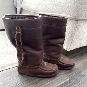 Women’s size 7 tamarack Manitobah mukluks